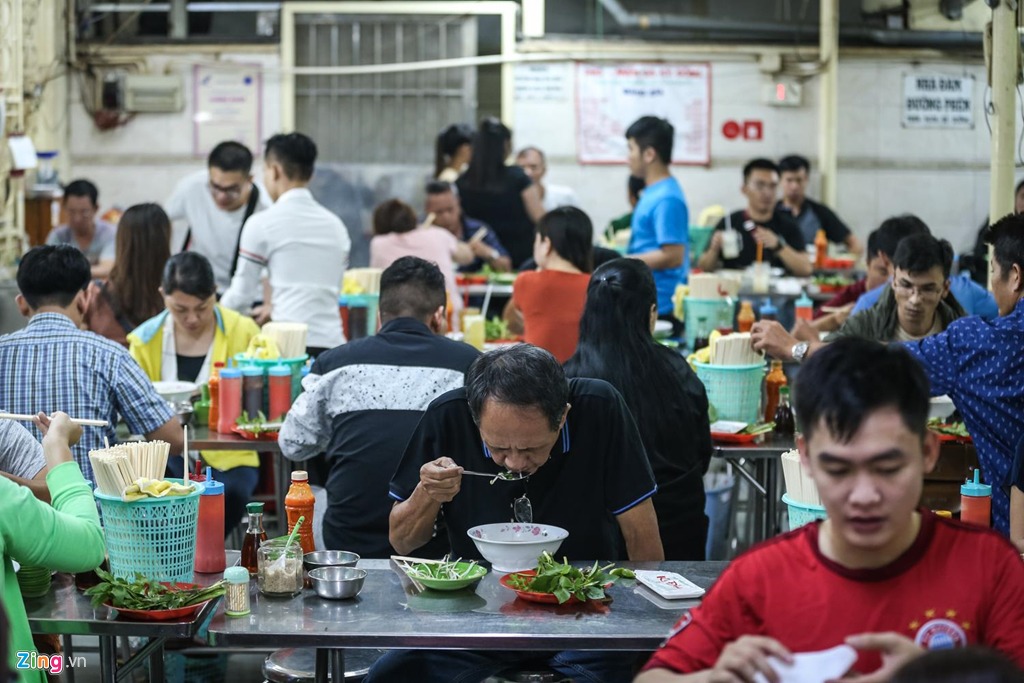 Giờ mở cửa phở miến gà Kỳ Đồng từ 5h đến 22h30 phục vụ hàng nghìn khách