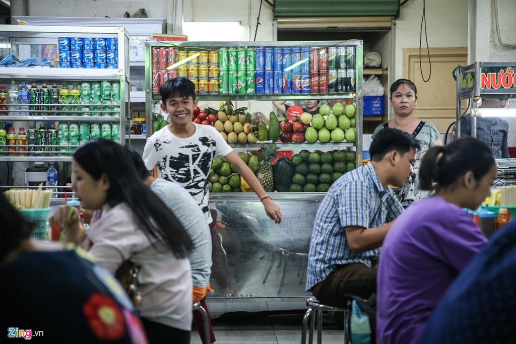 Quán có 2 khu chế biến thức ăn và đồ uống riêng để chiều lòng thực khách. Những ly nước mía và sinh tố đầy tràn là thức uống không thể thiếu khi thưởng thức phở, miến Kỳ Đồng.