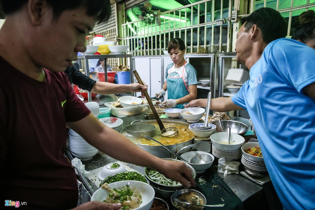 Quán phục vụ các món miến, phở, hủ tiếu, mì và gỏi gà, nhưng được ưa chuộng nhất phải kể đến miến hoặc phở đùi gà xé. “Miếng gà ngọt và dai, sợi phở mềm mà không nhão, còn nước lèo lại có hương vị rất riêng”, chị Charlie - một du khách Anh, chia sẻ. “Đây là lần đầu tiên tôi ăn phở nhưng tôi nghĩ đây là món ăn ngon nhất Việt Nam”, chị nói thêm.