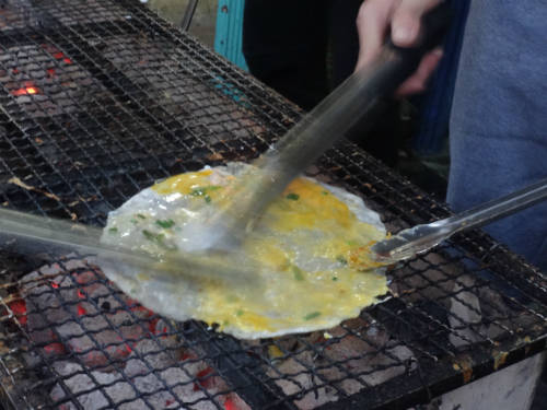 Bánh tráng nướng là món ăn vặt quen thuộc của người miền Trung, Tây Nguyên, đặc biệt là người Đà Lạt