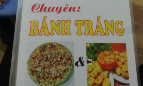 Hàng Tre là địa điểm đầu tiên đưa bánh tráng nướng Đà Lạt về thủ đô Hà Nội. Sau khi tham quan một vòng Hồ Gươm cùng các con phố cổ kính, thì đây có lẽ là điểm dừng chân lý tưởng để các bạn thưởng thức một món ăn vặt. Ảnh: Tuyết Mai.