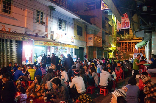 Khách ken đặc trước cửa quán sữa tại góc đường Tăng Bạt Hổ. Ảnh: Phong Vinh.