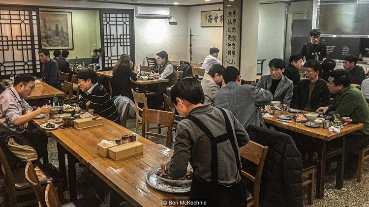 Quán sườn bò nướng Seoul Joseonok mở từ 12h đến 21h30 các ngày, trừ chủ nhật thứ 2 và thứ 4 của tháng. Ảnh: Ben McKechnie.