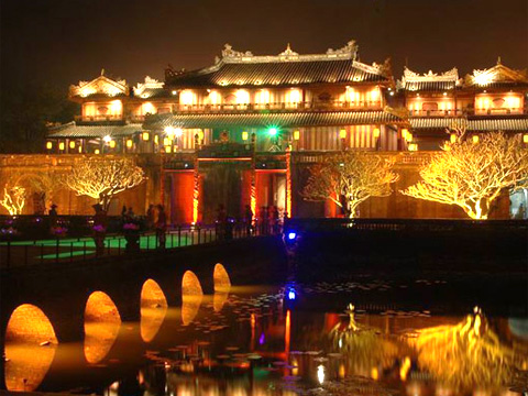 Lễ hội diễu hành trang nghiêm tại Festival Huế