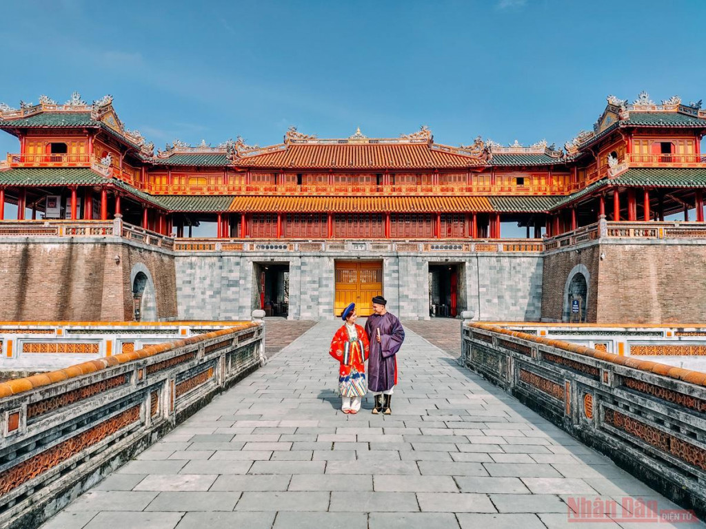 Tái hiện trang phục triều đình nhà Nguyễn
