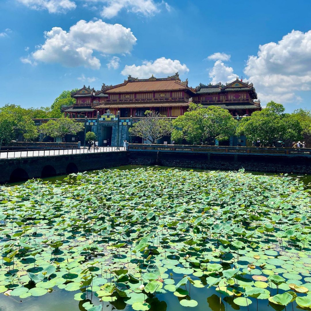 Du khách check-in tại Kinh thành Huế