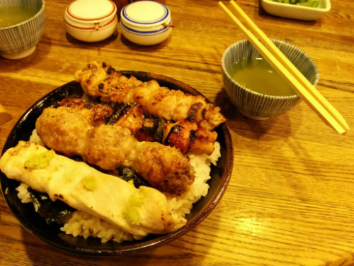 Bát cơm kèm yakitori tại Isehiro Tokyo