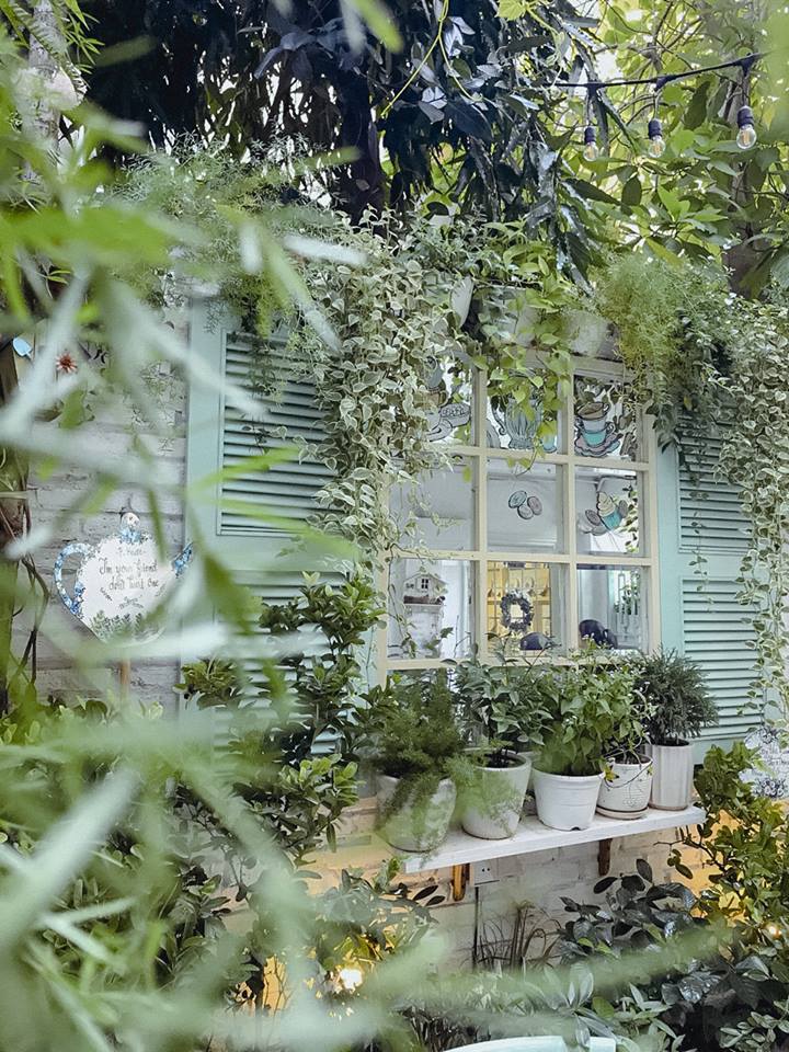 Không gian trắng xanh PHouse Cafe Sài Gòn