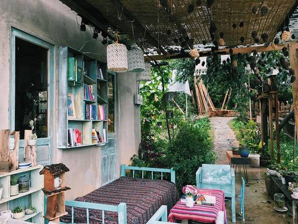 Trước đây, dự án được thành lập với tên gọi "Nhà của Thời thanh xuân" (homestay), nơi khách có thể xin nghỉ trọ và cùng tham gia các hoạt động vì cộng đồng. Không ít khách nước ngoài ghé Nhà, tự tay cắt bánh xà phòng và giao lưu cùng các bạn câm điếc của dự án. Hiện homestay chỉ phục vụ làm nơi sinh hoạt cho các bạn câm điếc, không còn nhận khách như trước.
