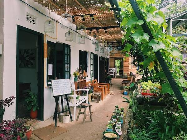 Những góc ngồi đậm chất "vintage" của quán được nhiều bạn trẻ tìm đến check-in. Điều cần lưu ý là không đùa, nói lớn tiếng tại quán. Đại diện quán trà cho biết quán mới mở được 2 tháng, mục tiêu hàng đầu là rèn luyện kỹ năng cho các bạn điếc.