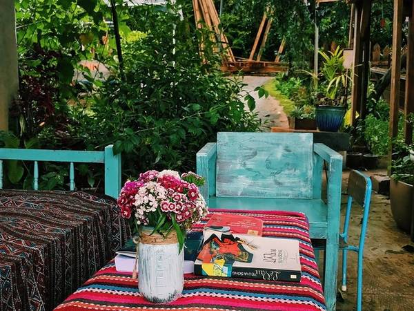 Đến đây bạn còn có thể chơi cùng những chú cún đáng yêu, không hề lạ người, lúc nào cũng quanh quẩn dưới chân. Với mô hình này, những điểm đến hấp dẫn của Đà Lạt như nối dài, vừa quen vừa lạ với cả những người đã ghé nhiều lần.