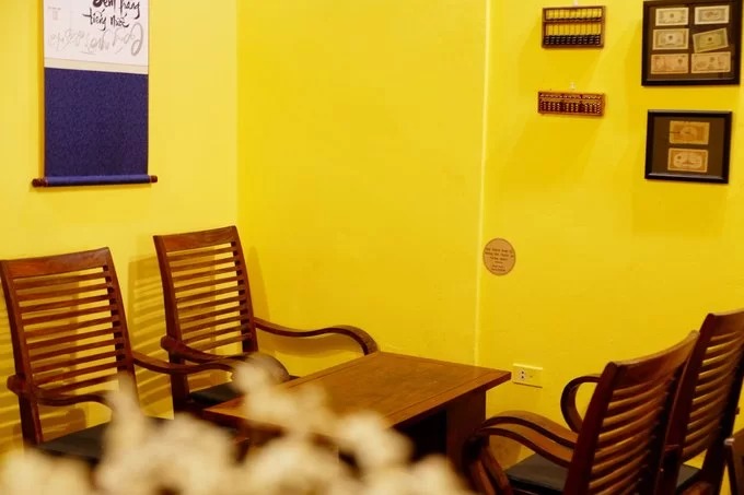 Bước vào quán, du khách hoàn toàn chìm đắm trong không gian tĩnh mịch, tách biệt khỏi sự náo nhiệt của thành phố. Chủ quán chọn phong cách thiết kế của những ngôi nhà ở Hà Nội những năm đầu thập niên 80 của thế kỷ trước. Toàn bộ các bức tường ở đây đều được sơn vàng, kết hợp cùng những bộ bàn ghế gỗ, tạo cảm giác trầm ấm