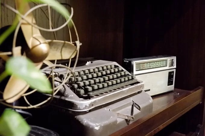 Những chi tiết trang trí ở quán đều là đồ cũ như quạt máy, đài cassette hay máy đánh chữ.