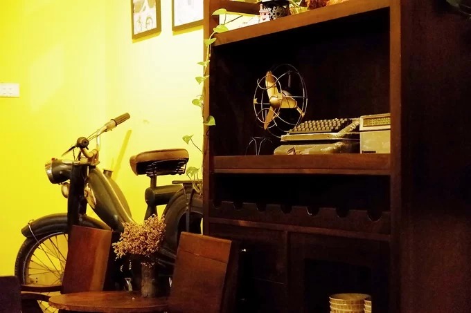 Gần đây, quán đã nhận được nhiều sự quan tâm của du khách khi xuất hiện trong một số cảnh quay của bộ phim truyền hình Về nhà đi con. Trên ảnh là nơi hai nhân vật Dương và Huệ cùng ngồi uống trà, trò chuyện trong tập 69.