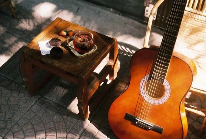 Đồ uống của quán chủ yếu là các loại trà với các tên gọi đặc biệt như Tĩnh tâm, An lạc, Vô ưu... Mỗi tách trà ở đây có giá trung bình khoảng 50.000 đồng và một ấm trà kèm đồ ăn vặt giá khoảng 135.000 đồng. Ảnh: Bản Tin 102.