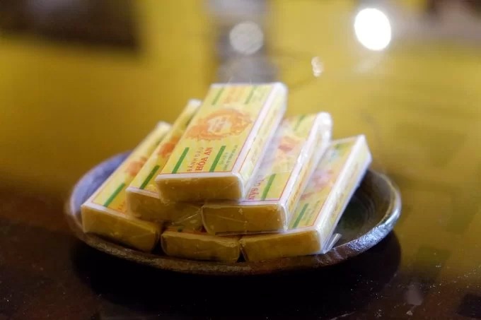 Quán còn có những món đồ ăn vặt xưa như bánh đậu xanh, kẹo lạc, bánh chả, long nhãn và chè lam.  Khách đến uống trà để xe ở ngõ khu tập thể bên cạnh, được trông miễn phí.