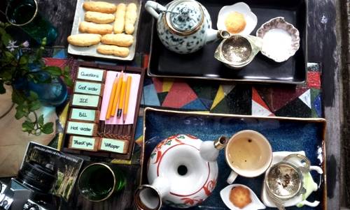 Ở quán, du khách không chỉ được thưởng trà mà còn có bánh ăn kèm hoặc gọi thêm theo yêu cầu. Ảnh: Hương Chi