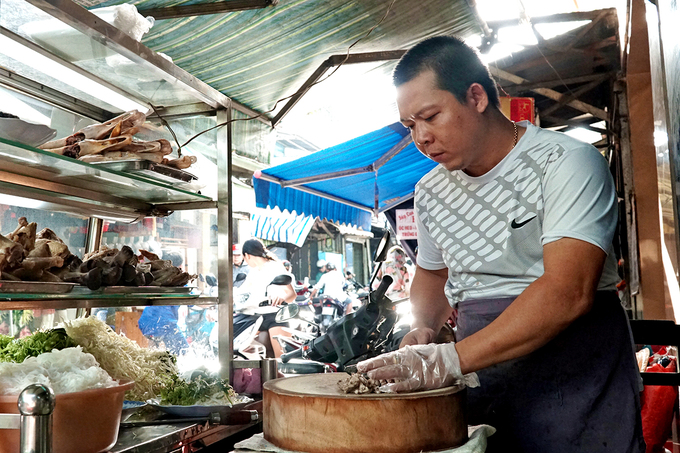 Nằm trong sâu trong một con hẻm trên đường Xóm Chiếu, quận 4, quán cháo do cô Hợp mở từ cuối những năm 90 của thế kỷ trước. Tiếp quản quán của mẹ được 3 năm, anh Quyền (31 tuổi, chủ hiện tại) cho hay trước giờ gia đình chỉ bán đúng một chỗ.  "Lúc mới mở, mẹ tôi chỉ kê bàn ghế thấp bán trước cửa nhà, thời đó hẻm cũng chưa đông đúc như bây giờ. Các công thức nấu nướng đều được mẹ chỉ dạy lại", anh Quyền chia sẻ.