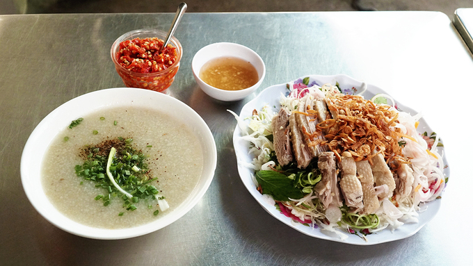 Thực đơn của quán có 2 món bún và cháo nhưng cháo vịt được khách ưa chuộng hơn hẳn. Bạn có thể gọi tô cháo thịt vịt giá 30.000 đồng hoặc suất cháo trắng ăn kèm đĩa gỏi vịt với bắp cải trộn, giá 62.000 đồng.
