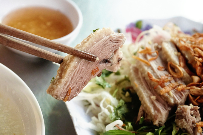 Thịt vịt được làm kỹ nên không hôi, săn chắc, ăn kèm không thể thiếu chén nước mắm gừng được nêm nếm vừa vặn. Khách có thể nêm thêm ớt theo khẩu vị.