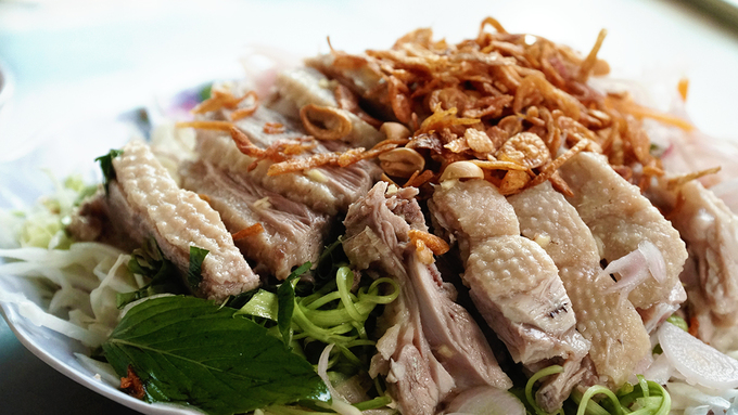 Bắp cải kèm một số loại rau sống như bắp chuối, rau muống được rửa sạch, bào mỏng rồi trộn chua để bớt vị hăng. Thịt được chặt miếng vừa ăn sau đó xếp bên trên, rắc lên cùng là ít hành phi. Các công đoạn diễn ra trước mắt bạn. Người không thích cầu kỳ có thể chan mắm gừng trực tiếp lên đĩa gỏi rồi trộn đều hoặc ăn tới đâu chấm tới đó.