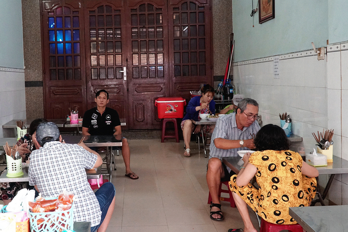 Bếp núc nằm gọn ở một góc nhà. Quán có không gian thoáng, mở cửa từ 3h30 chiều đến khoảng 9h tối. Khách ngồi ăn thoải mái trên bàn ghế thấp. Quán toạ lạc trong hẻm nên giờ đông khách tầm khoảng 5h chiều, bạn sẽ hơi vất vả để dắt xe. Bãi giữ xe có người trông nằm trước quán.