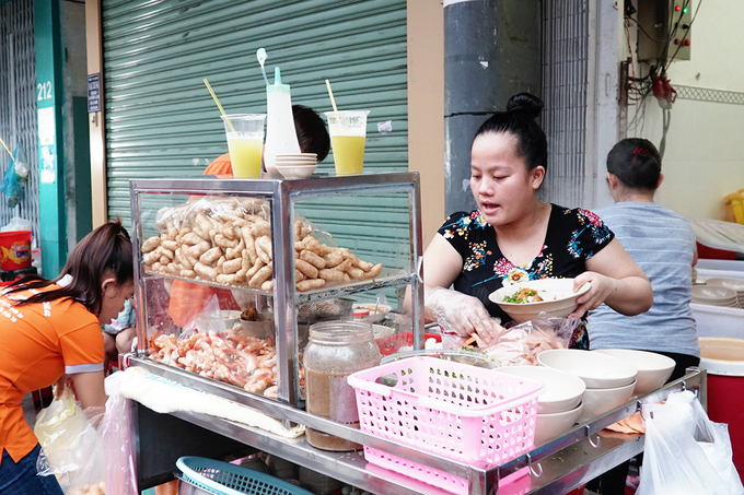 Nằm trên một con đường nhộn nhịp ở quận 10, quán Út Lệ mở cửa từ 7 năm trước, theo một nhân viên ở đây. Quán bán duy nhất món bánh canh cua.  Địa chỉ này thường kín chỗ vào cuối tuần. Khách đến ăn nhiều lúc phải đợi mới có chỗ.
