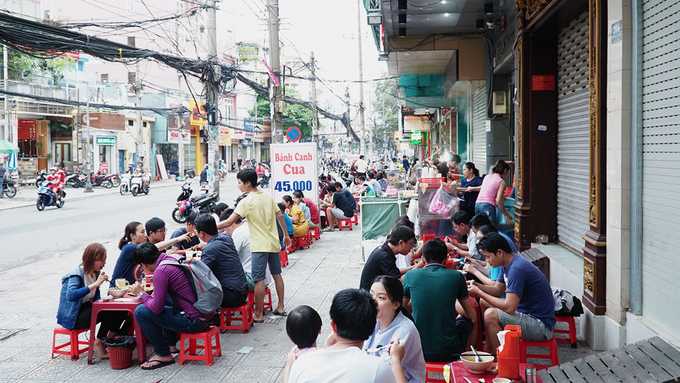 Quán khiến người đi đường chú ý bởi gần trăm bộ bàn ghế được xếp dài phía trước 3 căn nhà. Khách không thích ngồi bên ngoài có thể vào trong nhà, cũng ngồi thưởng thức trên bàn ghế nhựa. Quán mở cửa từ 17h đến 21h nhưng từ trước khi mở cửa đã có khách tìm đến.