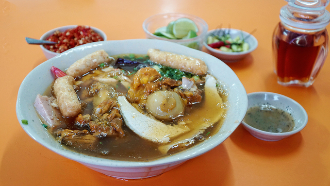 Anh Tấn (ngụ ở quận 10) cho biết, điều khiến anh quay trở lại quán nhiều lần là tô bánh canh đầy đặn. "Tuy là người miền Bắc, tôi vẫn thấy nêm nếm ở đây rất vừa vị. Đồ ăn bên trong mỗi suất ăn cũng khá nhiều, nhưng nếu cho thêm bánh canh thì sẽ tốt hơn", anh Tấn nói.