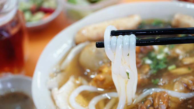 Nước dùng có độ sệt nhưng hơi nguội. Sợi bánh canh mềm và dai vừa phải. Bên trong tô có nhiều thịt cua, chắc nịch.