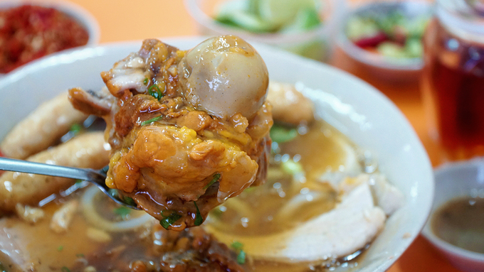 Mỗi tô bánh canh thông thường có giá 45.000 đồng. Tô đặc biệt có thêm xương, giò hoặc móng heo đắt hơn 10.000 đồng.
