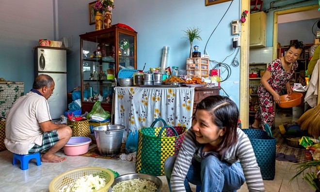 Gia đình Trang chuẩn bị nguyên liệu cho bữa trưa. Ảnh: Guardian.