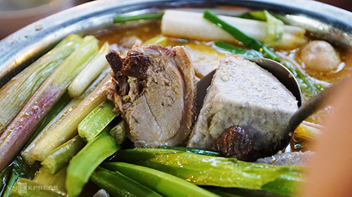 Nồi lẩu vịt nấu chao Thành Giao có huyết, khoai môn và nấm rơm