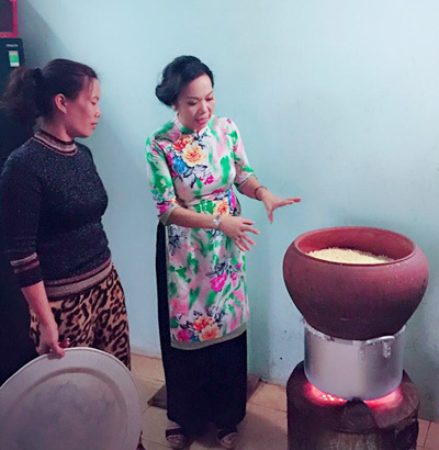 Chị Mây chia sẻ cách đồ xôi ngon tại quán xôi 10.000 đồng Hà Nội