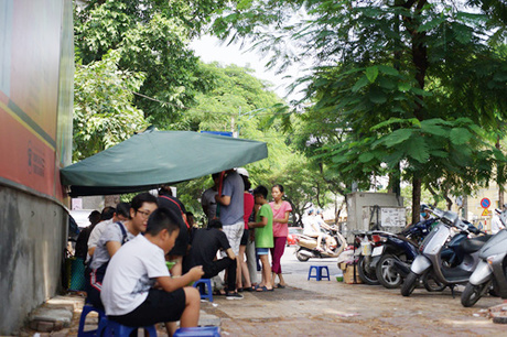 Quán luôn đông khách trong hơn ba tiếng bán hàng.