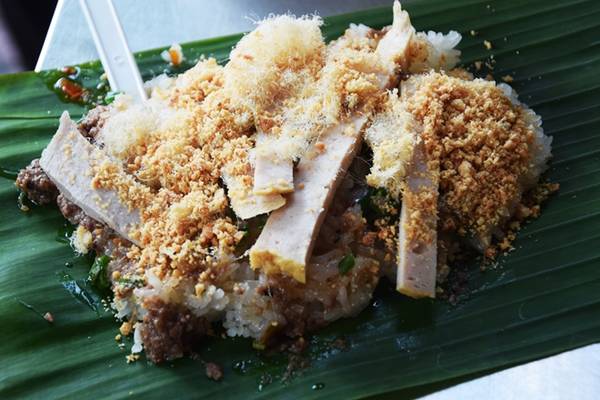 Gói xôi cay Sài Gòn với nước sốt sa tế gia truyền tại quán vỉa hè quận 5