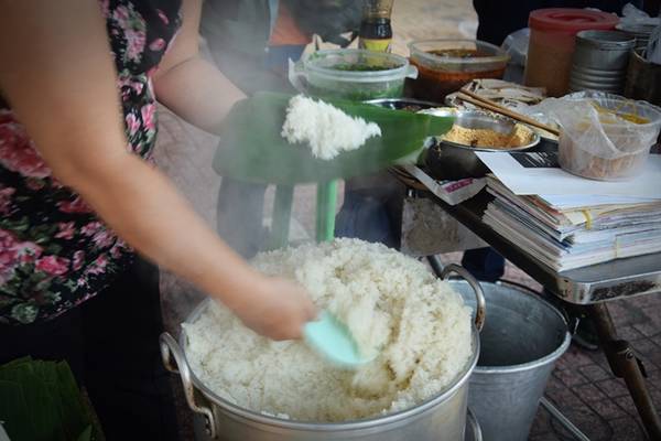 Quán xôi cay Sài Gòn đông khách mỗi sáng với 40kg nếp được nấu tươi
