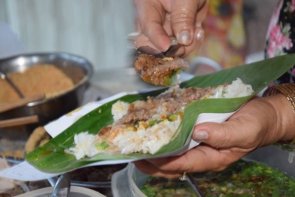 Xôi cay Sài Gòn được gói lá chuối truyền thống hoặc hộp xốp