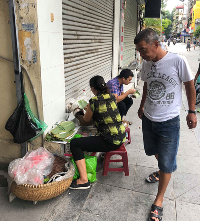 Người dân Hà Nội thường chọn ăn xôi buổi sáng cho no bụng.