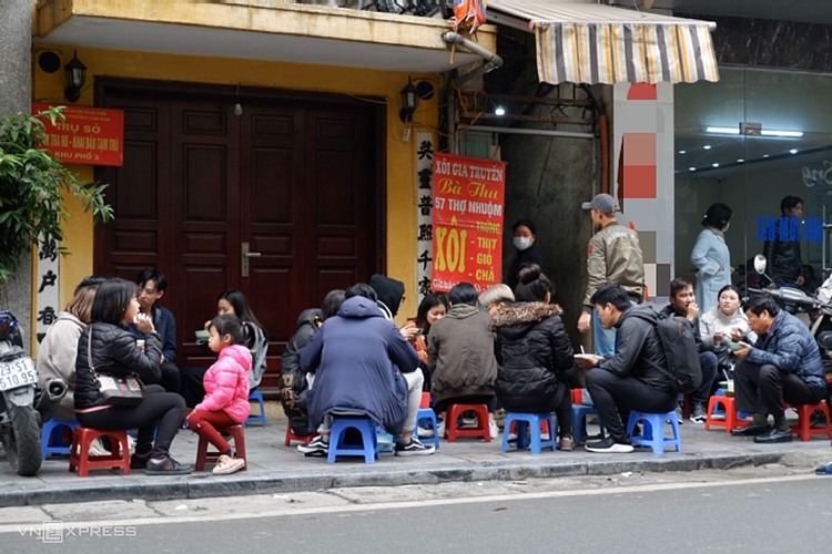 Quán xôi Thợ Nhuộm không có chỗ ngồi, nhiều người đến mua mang về