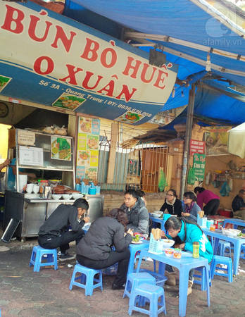 quang-trung-con-pho-it-quan-an-nhung-hang-nao-cung-chat-cua-ha-noi-ivivu-5