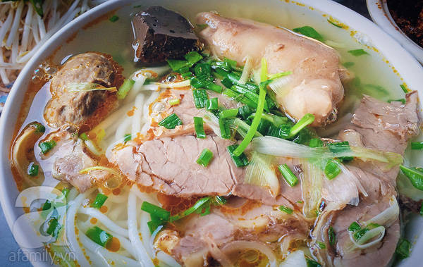 Các phần thịt thà trong tô bún khá hào phóng.