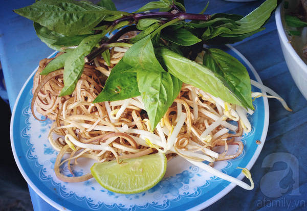 Rau ăn kèm hơi ít nhưng đúng vị.