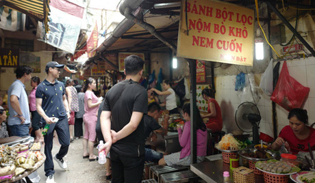 Lối nhỏ chật chội dẫn vào hàng phở tíu.
