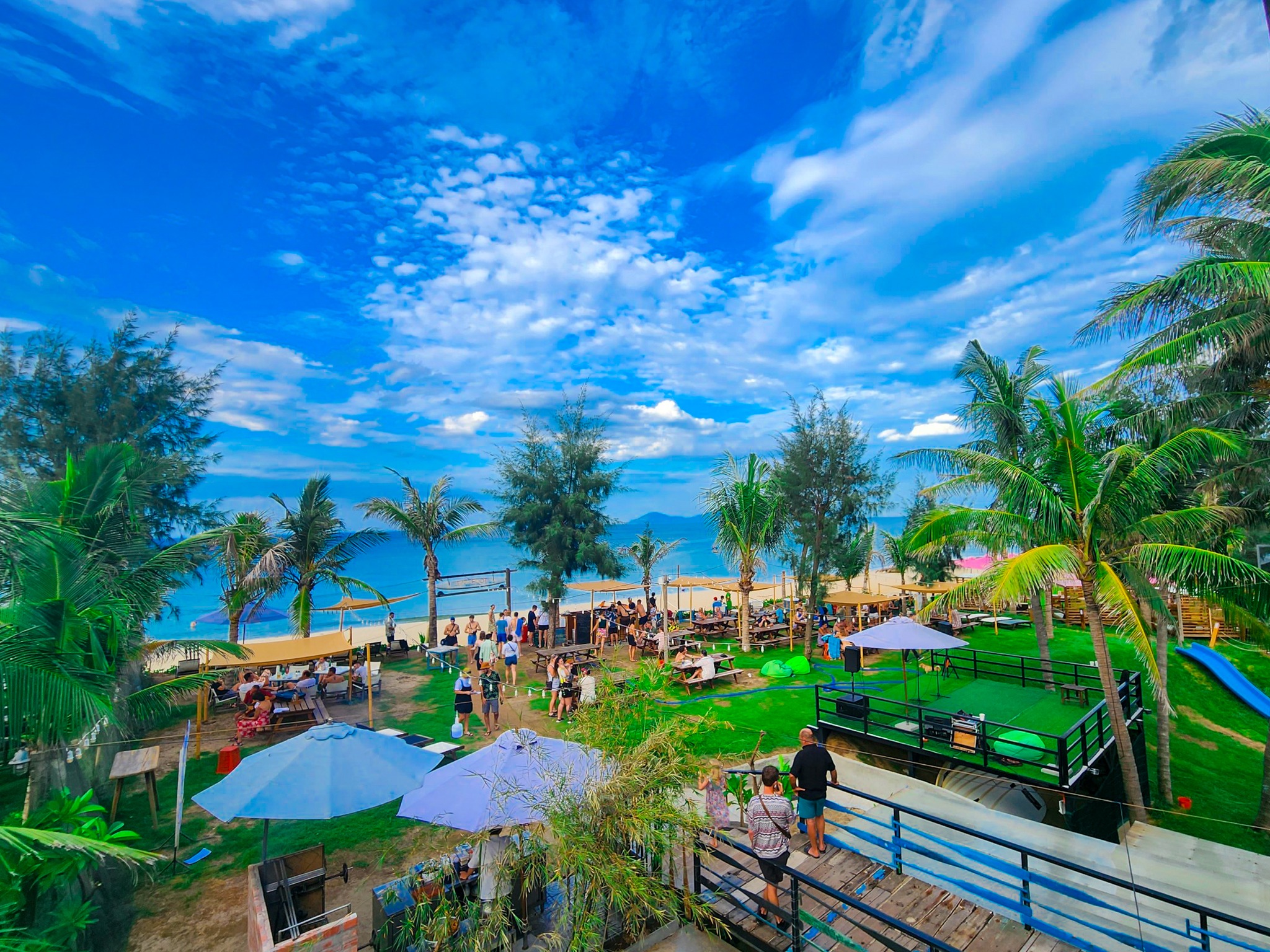 Quán bar Hội An Barefoot Beach Club view biển Cẩm An