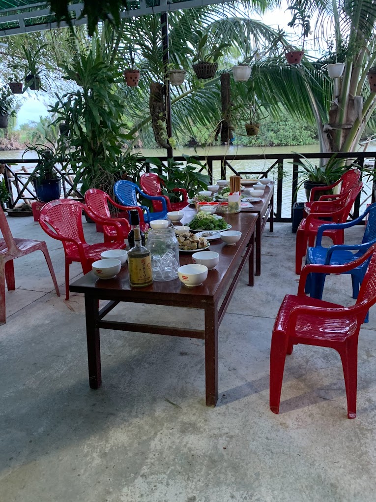 Quán nằm bên sông. Ảnh: Trình Lê.