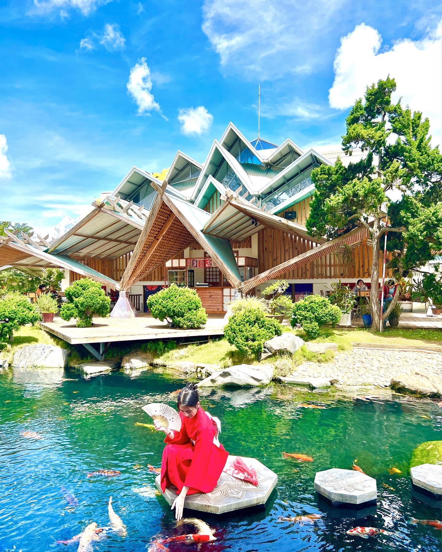 Hồ cá Koi tại Lá Phong tour Tết Đà Lạt