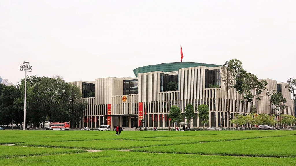 Nhà Quốc hội ngay quảng trường.
