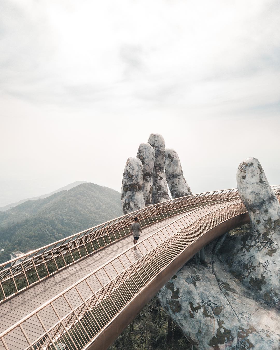 Cầu Vàng Bà Nà lúc hoàng hôn