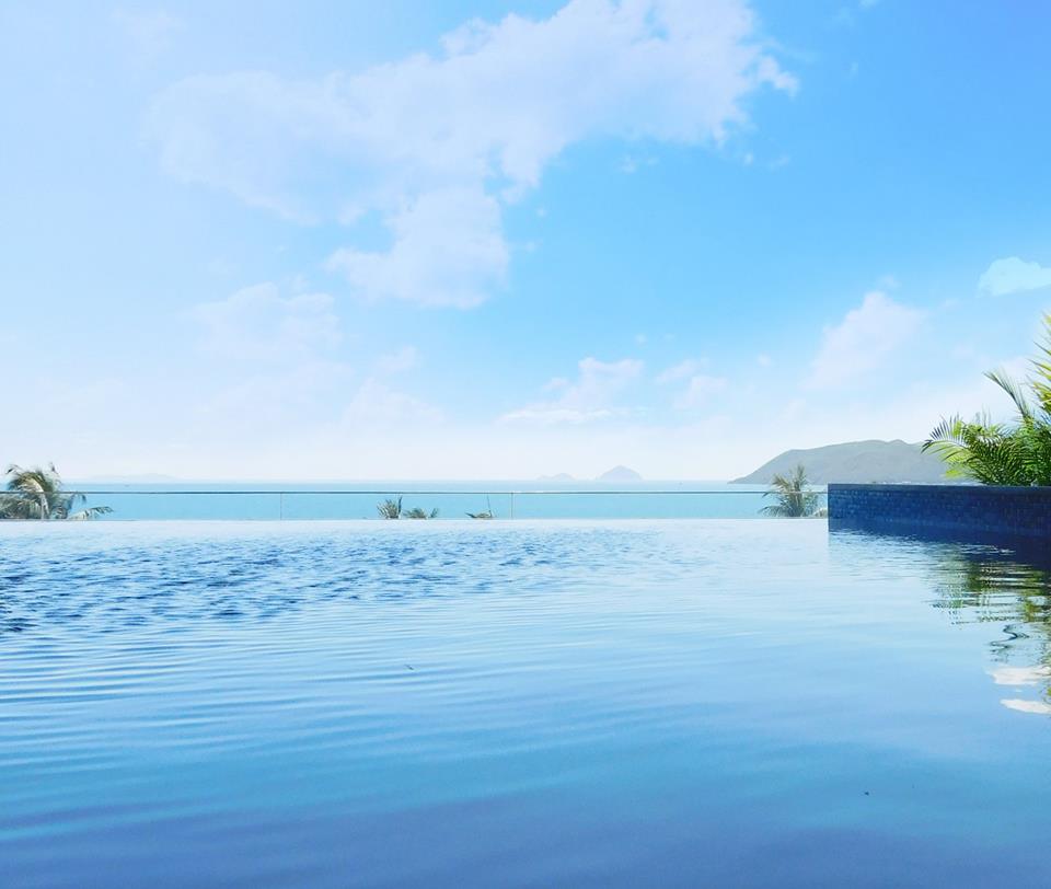 Hồ bơi vô cực view biển tuyệt đẹp tại Queen Ann Nha Trang